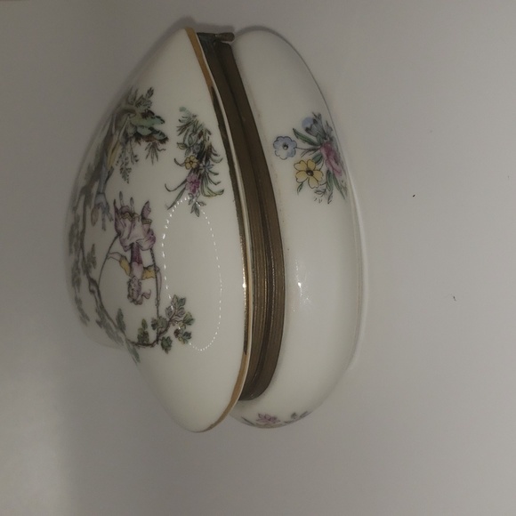 Vintage Heart-shaped Porcelain Trinket Box - Picture 3 of 4